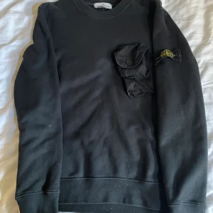 Stone Island sweatshirt  - Stone Island sweatshirt. Storlek M. 9/10 skick. Inga repos/skador. Använd ett få tal gånger. Kan gå ner i pris via snabb affär. Hör av er om ni har frågor om sweatshirten!