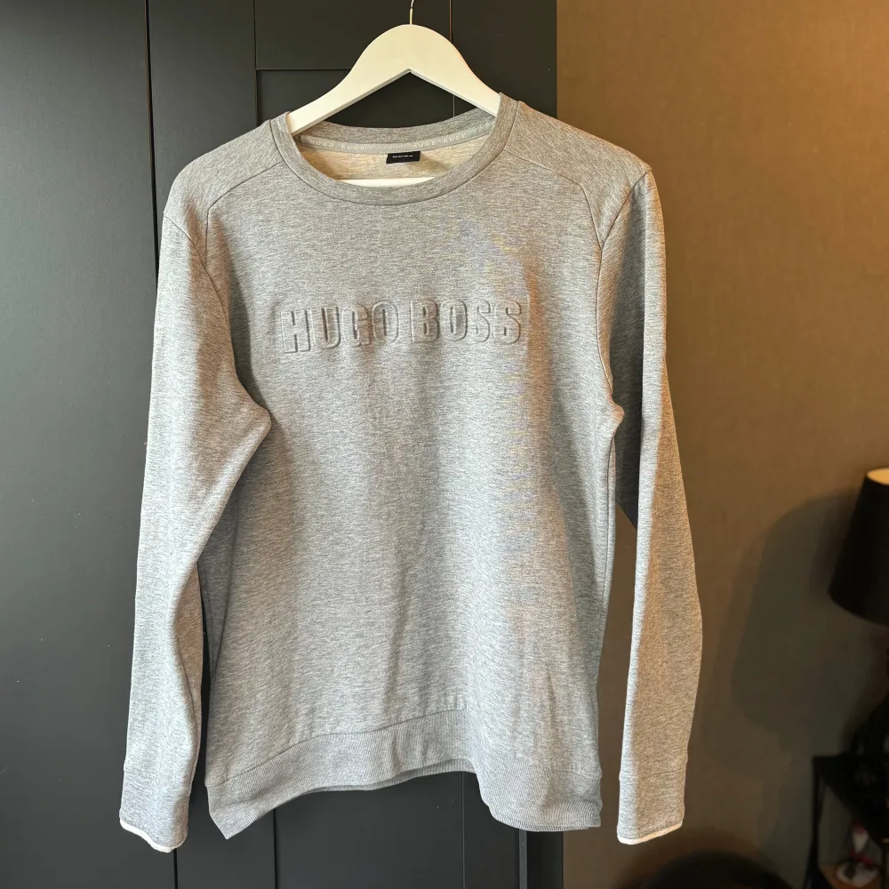 Säljer här en grå hugo boss sweatshirt i storlek S. Nypris ca 1500kr. Mitt pris 250kr. Bra skick, använd fåtal gånger. . Hoodies.