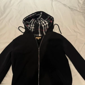 Burberry hoodie  - Hej! Säljer nu min burberry kofta i ett väldigt bra skick! Är storlek m men skulle passa s också! Kan gå ner i pris vid snabb affär. Bara att höra av er om ni har frågor