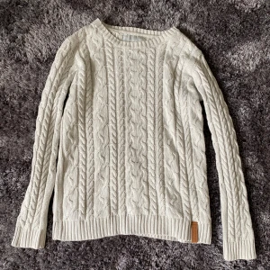 Rory Gilmore sweater - Super snygg stickad tröja som liknar den som Rory Gilmore har. Strl 150 men passar xs/s. Super fint skick. Priset är + frakt. Använd inte köp nu utan kontakta mig privat vid intresse!