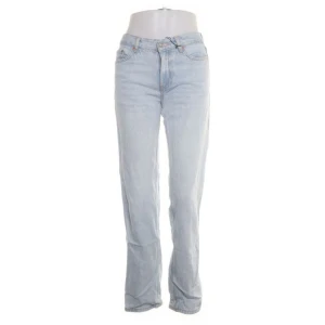 Ljusblå jeans - Ett par ljusblåa jeans från gina i storlek 32. Passar om du har 32 eller 34 i jeans🩷
