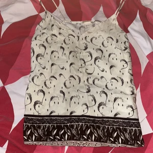 Mönstrad linne - Är använd vid ett tillfälle. Är i storlek xs men passar även S. Är från h&m och nypris är 199kr. Köparen står för frakten ❤️