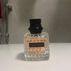 Nästan helt full 30ml valentino parfym ”born i Roma Donna coral fantasy”. Köptes för 1000kr