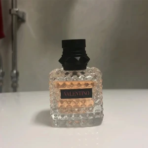 Valentino parfym - Nästan helt full 30ml valentino parfym ”born i Roma Donna coral fantasy”. Köptes för 1000kr