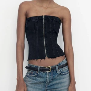 Korsett Zara - Jättesnygg korsett i jeans material köpt på Zara, helt slutsåld på hemsidan. Aldrig använd, prislapp kvar! 