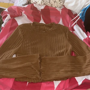 Ny Beigebrun tröja - Helt ny och oanvänd. Är supermjuk. Är i storlek M men passar även S och XS. Köparen står för frakten ❤️