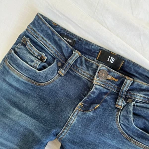 Ltb jeans valerie - Säljer dessa snygga ltb jeans i modellen Valerie. Stl.24/34. Endast använda enstaka ggr. En pytteliten fläck på bild 3. Skriv privat om du har frågor!❤️