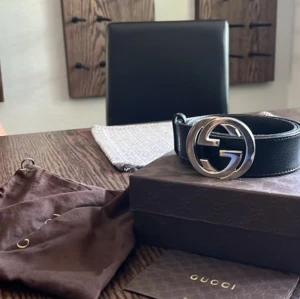 Gucci bälte - Gucci bälte 100cm Inköpt på Gucci i Stockholm. Nypris 5500kr Mitt pris 2000kr Dust bag Låda  Kvitto tillkommer.