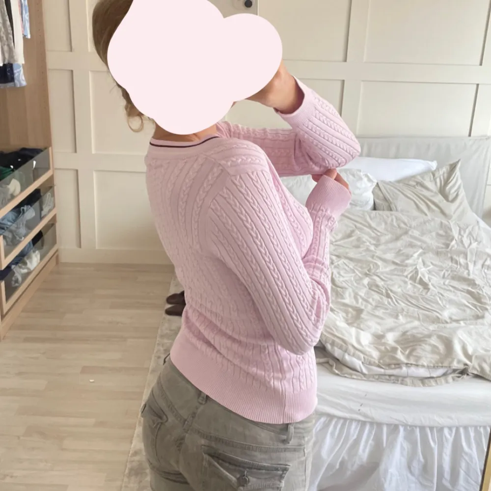 Hejj! Jag säljer denna rosa v-ringade tröjan från Gant!💞Tröjan har fina detaljer och formar sig fint. Nypriset för tröjan är 1600kr men säljer den för 200!🤩. Tröjor & Koftor.