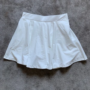 Vit kjol - Säljer denna helt nya vita kjolen som har shorts under sig, inget som syns när man har den på! 
