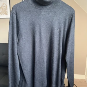 Polokrage tröja från Hugo boss - Säljer nu denna snygga polokrage i svart från Hugo boss. Har inte hittat så många lägen att ha på den och därför säljer jag den nu. Storlek är L men passar mig som bär storlek M Hör av er vid intresse🤙