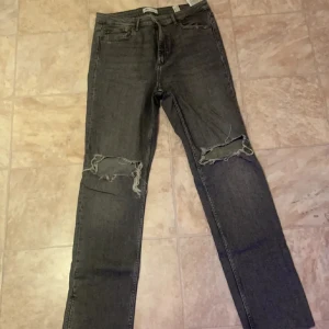 Zara gråa jeans med hål  - Säljer mina gråa jeans med hål pågrund av att jag inte har på mig sånt längre❤️ Kan diskutera pris