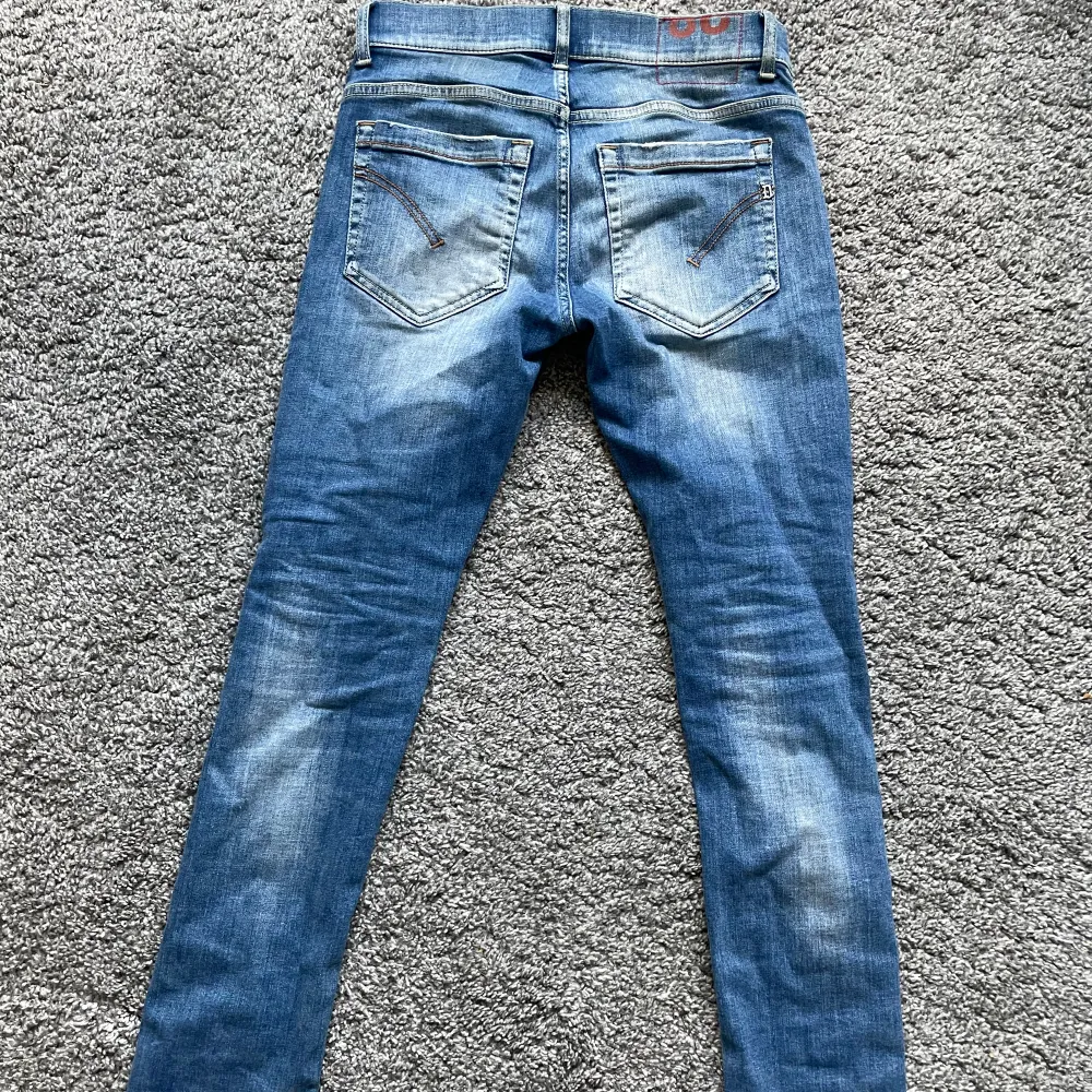 Sjukt feta Dondup jeans med slitningar, jätte eftertraktade model George, dunder skick, byte är öppet 💫. Jeans & Byxor.