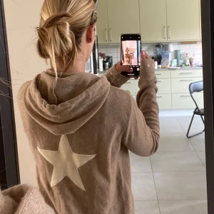 Stickad Zip up - Knappt använd och i bra skick!