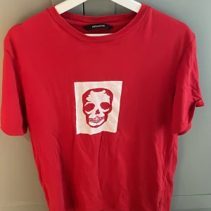 Zadig Voltaire T-shirt - Säljer denna feta Zadig t-shirt, storlek xs. Nypris: 1200kr, vårt pris 400 mer än 50% rabbat, Skick 9/10🙌