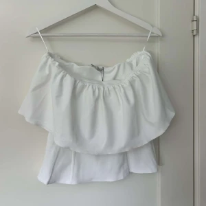 volang tub topp  - Helt ny topp från zara, aldrig använd. Prislapp är kvar. Perfekt till en snygg outfit 💗