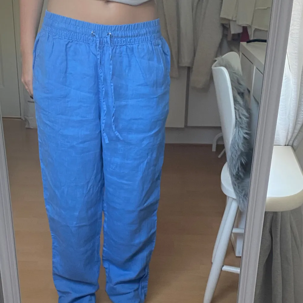 Blåa linnebyxor ifrån h&m i storlek S, i knappast använt skick💕. Jeans & Byxor.