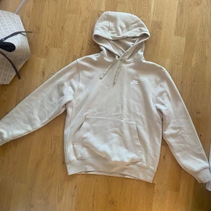 Beige Nike hoodie - Jättemysig beige Nike hoodie. Använd enstaka gång. Köpt för 749kr säljs för 200 plus frakt. 