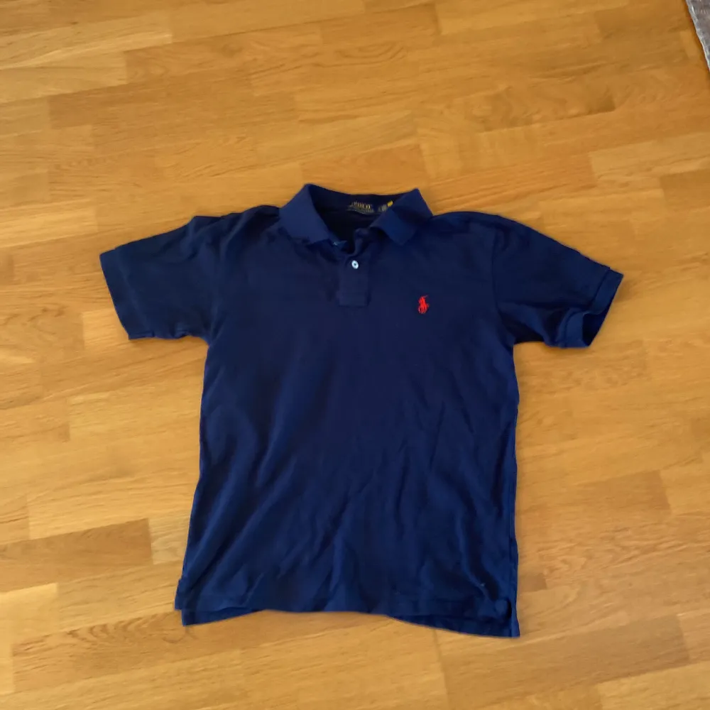 Hej jag säljer nu min blåa ralph lauren polo eftersom den inte passar på mig. Knappt använd och är i storlek s men kan passa som M. T-shirts.