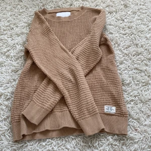 Beige tröja. - Jätte snygg tröja från lager 157. Den är dock för liten för mig därför så säljer jag den💖