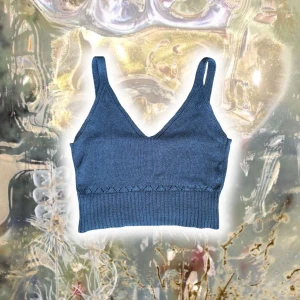 Stickad croptop  - Blå stickad topp!! Köpt på humana, som ny :)) 