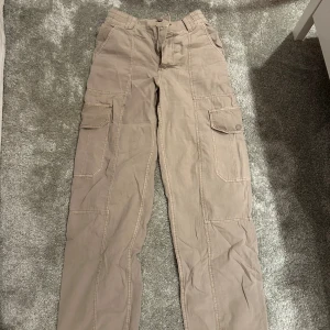 Cargo byxor - Säljer dessa cargo byxor från pull & bear Super bra skick, dragkedjan är lite trög men varit de sen jag fick hem dom