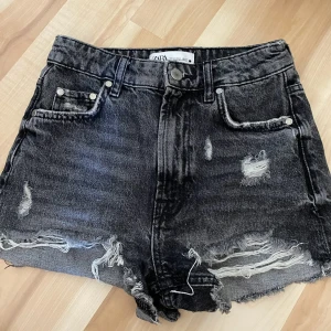 Jeans shorts - Knappast andvända💓väldigt fint skick. Jeansshorts från zara