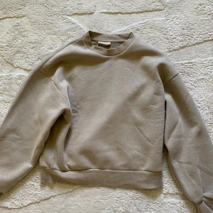 Beige tröja - En fin beige långärmad tröja som är köpt från Ginatricot. Den är i storlek xxs, säljer pga den är för liten för mig. Den är lite nopprig inuti men inget som syns på utsidan. Priset går att diskuteras, hör gärna av er!!