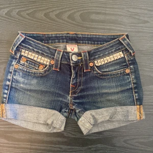 True Religion on shorts - Säljer dessa jätte snygga och nästan helt oanvända True Religion shorts. Jag säljer dem eftersom att dem är för små! 💞(köparen står för frakt)
