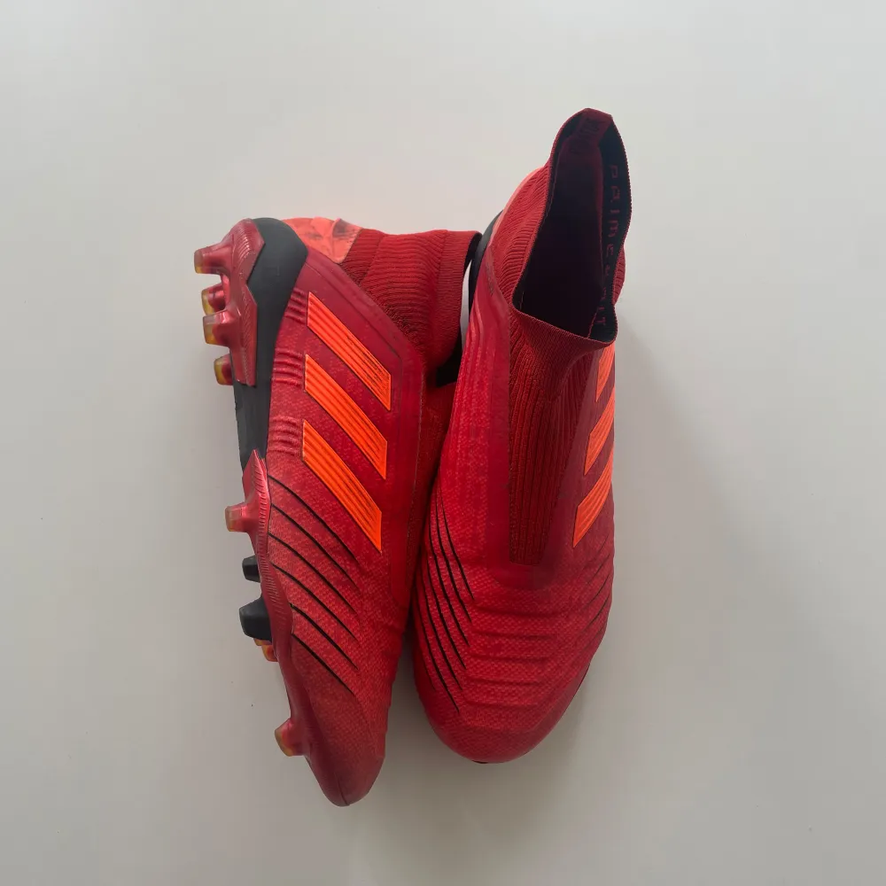 Adidas predator Fotbollskor   Klassisk predator modell i fint skick, skorna är smutsiga som man se men skicket är fortfarande bra! . Skor.