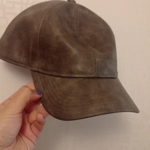 Waxed brown cap - Waxed effect cap, looks like leather. Super cool color that can go with anything, perfect for autumn. Can be adjust it. 