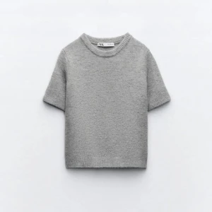 stickad zara tröja  - säljer min zara tröja som är knappt använd (nyskick) för att den har blivit för liten, super söt och perfekt till höst/vinter. Står att den är i strl M men passade mig som va S🤍