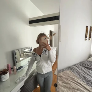 Snygg långärmad vit ziphoodie från GAP💕 -  Det är en snygg långärmad ziphoodie från GAP som inte kommer till användning den är i bra skick och säljs till ett bra pris❤️❤️