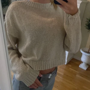 Stickade tröjor -  stickade tröjor, pris kan diskuteras Finns i röd, beige och grått på sista bilden 140 för alla tre- 65 styckvis