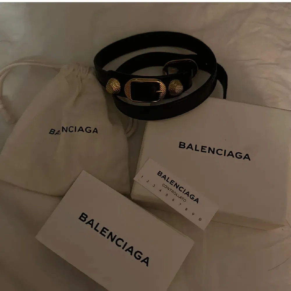 Säljer mitt balenciaga armband då det inte kommer till användning och är sparsamt använt ❤️. Accessoarer.