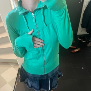 Grön zip - hoodie - Grön zip - hoodie i bra passform. Frakt tillkommer!