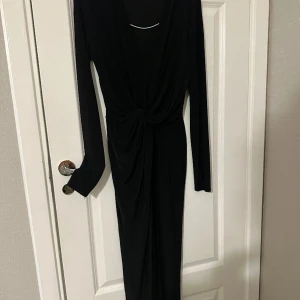 Svart stilig klänning  - Fin klänning 