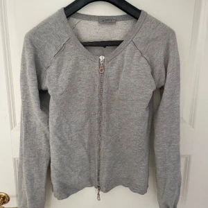 Hunkydory tröja - Dragkedja som går att öppna uppe/nere. Fin, använd men fortfarande bra skick. Mysig tröja!