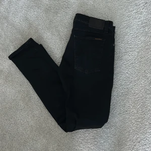 Nudie Jeans - Säljer mina nudie jeans då de är för små för mig, storlek 30/32 och sitter riktigt bra. Mer slimade jeans så passar perfekt för dig som vill ha det. Skick 9/10 skulle jag säga  Pris kan diskuteras 