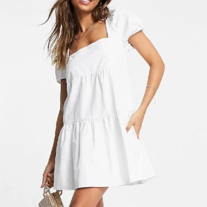 studentklänning - Säljer min studentklänning! Storlek 34. Inga defekter, endast använd en gång. Kan skicka på post alt mötas upp i norrköping 💕