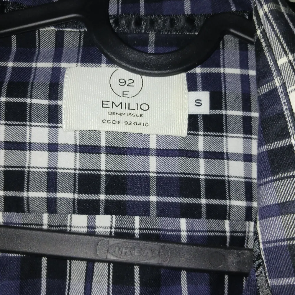 Emilio knappt andvänd rutig skjorta från MQ 98%bomull  2% elast. Skjortor.