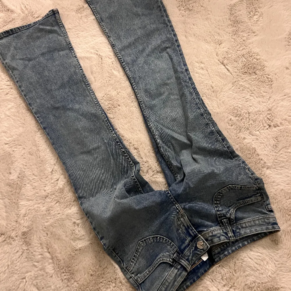 Jätte fina Lågmidjade Bootcut jeans som jag aldrig använt, om du vill ha fler bilder är de bara att skriva 💗. Jeans & Byxor.