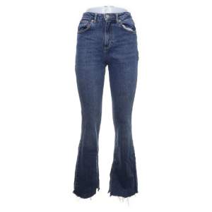 Jag säljer oanvända högmidjade jeans med slits ifrån NA-KD. Ordinarie pris ca 400kr, jag säljer jeansen för 250kr. Ni står för frakten (: