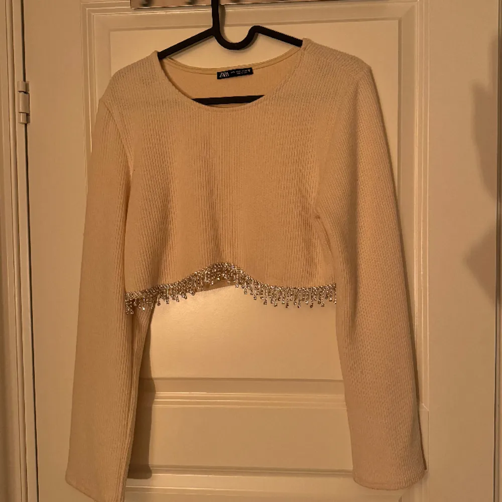 Croppad beige stickad tröja från Zara med fina glittriga detaljer!✨ storlek S!. Tröjor & Koftor.