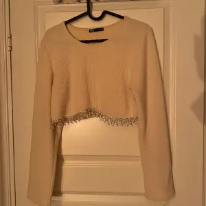 Croppad beige stickad tröja från Zara med fina glittriga detaljer!✨ storlek S!
