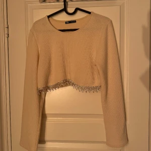beige tröja Zara - Croppad beige stickad tröja från Zara med fina glittriga detaljer!✨ storlek S!
