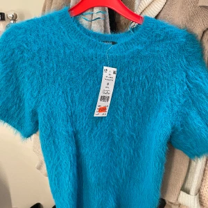 Fluff stickad tröja - Cool om den stylas rätt men funkar inte riktigt för mig, helt oanvänd