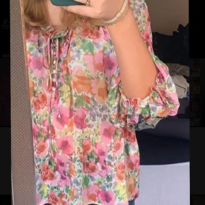 Blommig blus - Super super gullig blus ifrån zara 💐💞