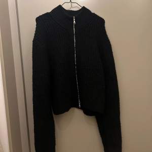 Svart stickad zip tröja från weekday. Ganska liten i storleken då den är i storlek L och jag är vanligtvis s/m!