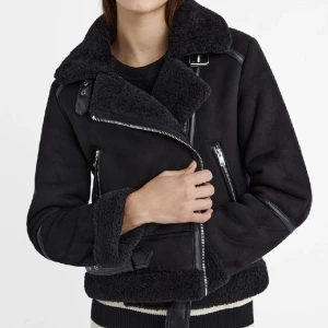 ZARA MOCKAJACKA - Säljer min Zara mockajacka med teddyimitation. I fint skick och inga skador. Pris går att diskutera vid snabb affär❤️